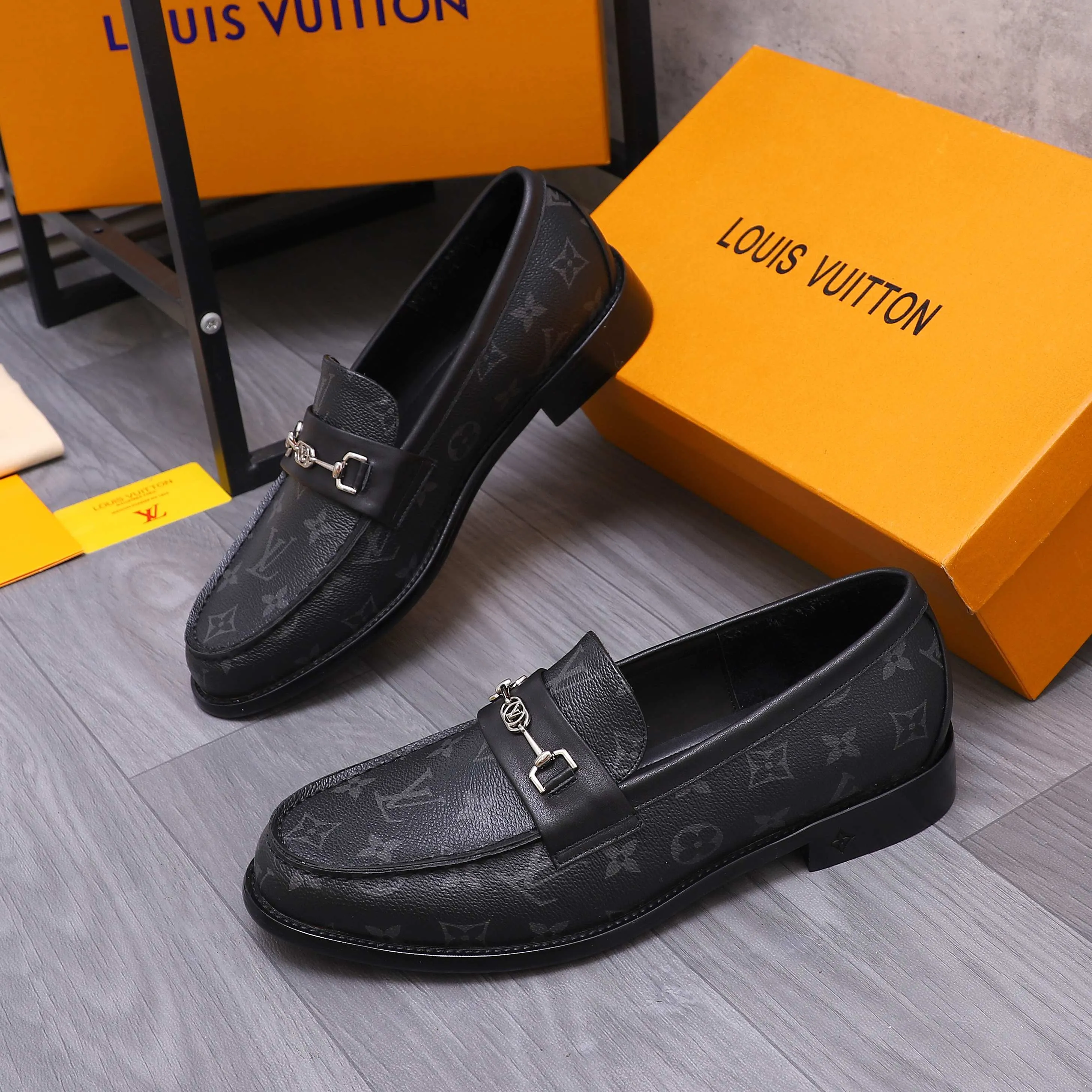 Men's shoes 💰660 Product trademark: LV [Louis Vuitton] business casual slip-on leather shoes, regular size. Size: 39-44 (38.45 custom-made, non-returnable) Product materials: Selected classic printed upper, cowhide lining, original outsole